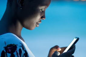 Frau tippt auf Smartphone
