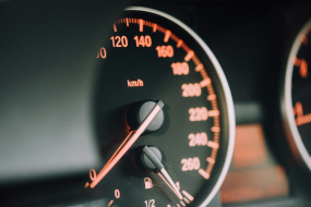 Nahaufnahme einer Geschwindigkeitsanzeige im Auto